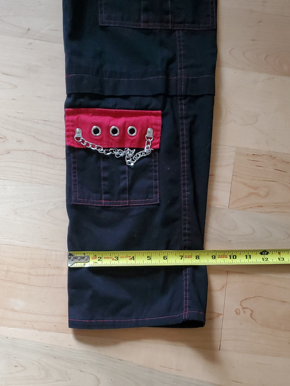 Hot Topic Black Cargo Pants with Red Accents and Chains Size 0 - Picture 7 of 9